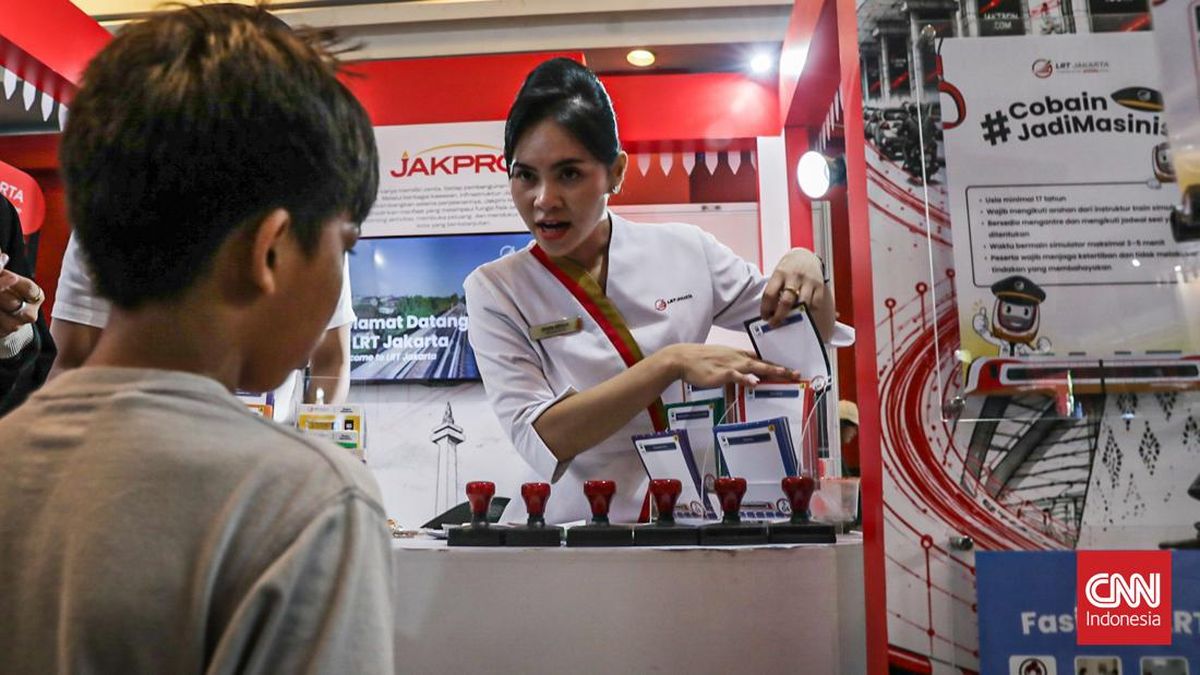 Sejumlah pengunjung bermain simulasi kereta dalam Jakarta Fair 2026 di Jiexpo Kemayoran, Jakarta Pusat, Selasa (16/6). (CNN Indonesia/Febria Adha L).