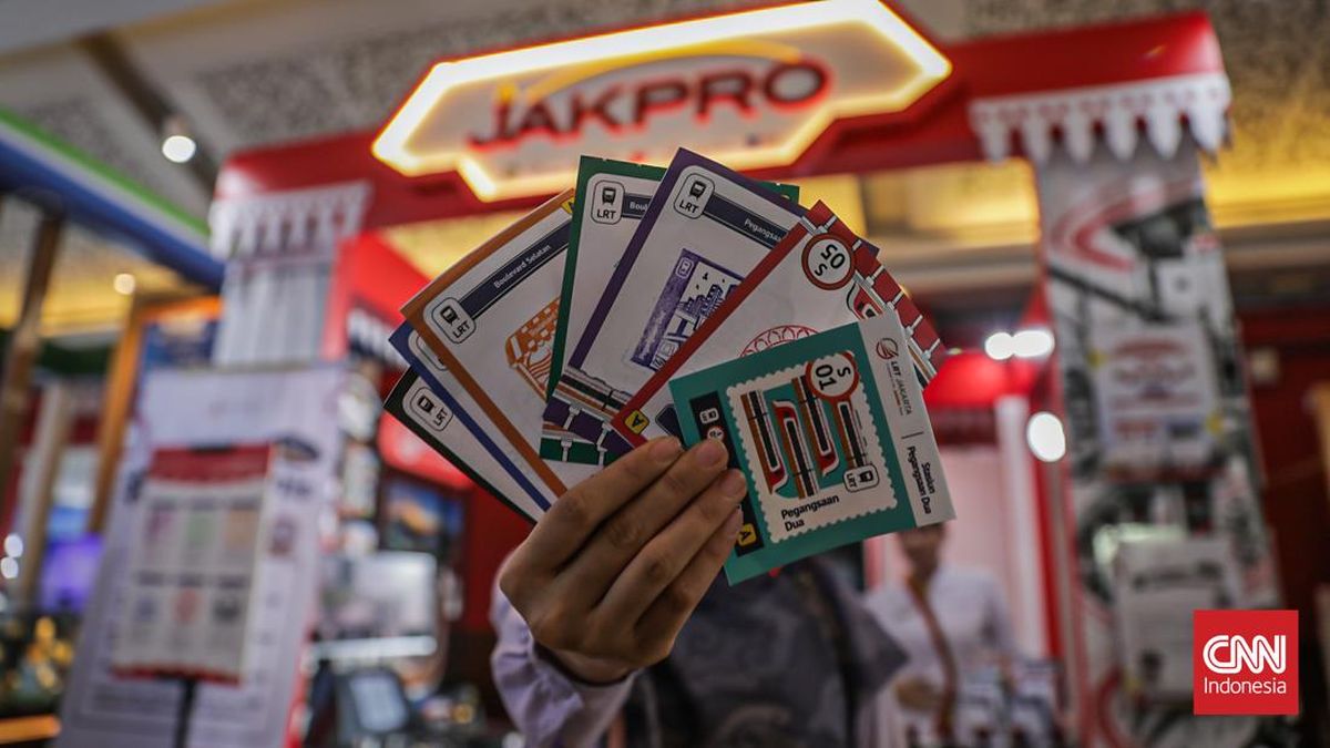 Sejumlah pengunjung bermain simulasi kereta dalam Jakarta Fair 2026 di Jiexpo Kemayoran, Jakarta Pusat, Selasa (16/6). (CNN Indonesia/Febria Adha L).