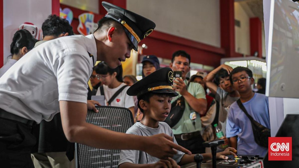Sejumlah pengunjung bermain simulasi kereta dalam Jakarta Fair 2026 di Jiexpo Kemayoran, Jakarta Pusat, Selasa (16/6). (CNN Indonesia/Febria Adha L).