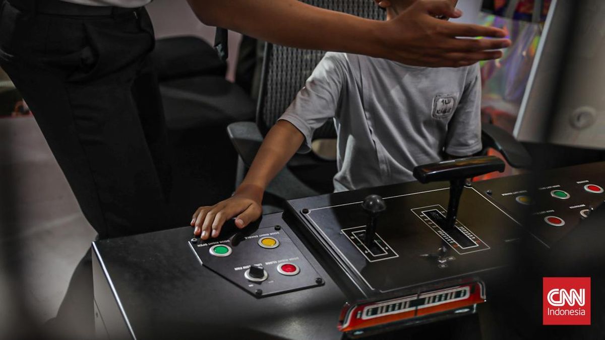 Sejumlah pengunjung bermain simulasi kereta dalam Jakarta Fair 2026 di Jiexpo Kemayoran, Jakarta Pusat, Selasa (16/6). (CNN Indonesia/Febria Adha L).