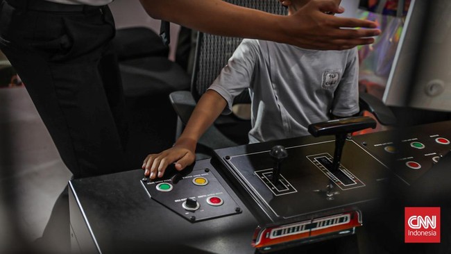 Sejumlah pengunjung bermain simulasi kereta dalam Jakarta Fair 2026 di Jiexpo Kemayoran, Jakarta Pusat, Selasa (16/6). (CNN Indonesia/Febria Adha L).