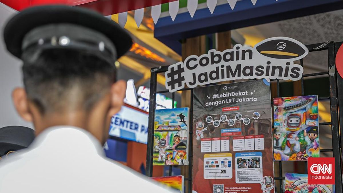 Sejumlah pengunjung bermain simulasi kereta dalam Jakarta Fair 2026 di Jiexpo Kemayoran, Jakarta Pusat, Selasa (16/6). (CNN Indonesia/Febria Adha L).