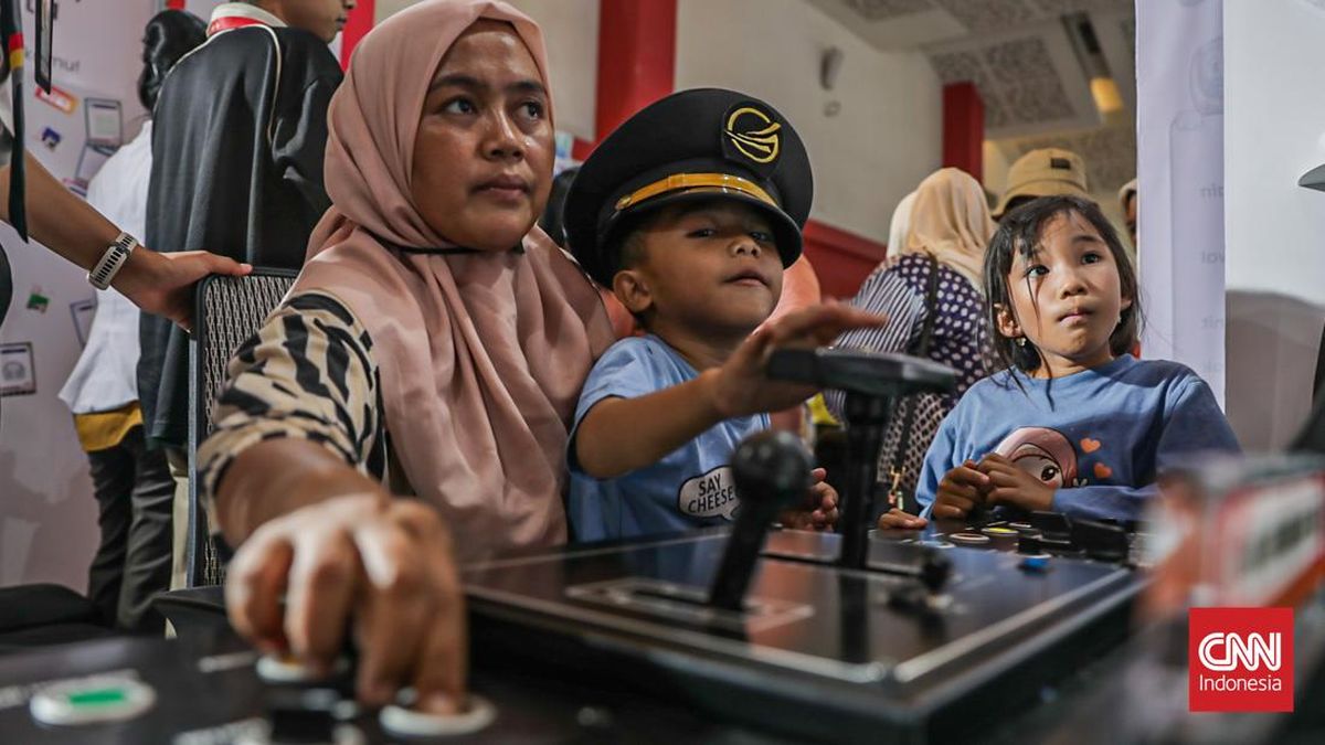 Sejumlah pengunjung bermain simulasi kereta dalam Jakarta Fair 2026 di Jiexpo Kemayoran, Jakarta Pusat, Selasa (16/6). (CNN Indonesia/Febria Adha L)