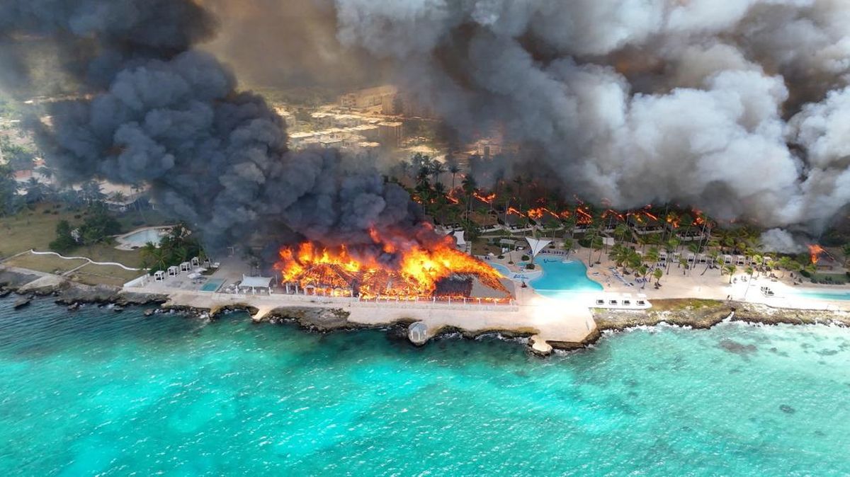Kebakaran Besar di Resor Pantai, 1.700 Orang Dievakuasi