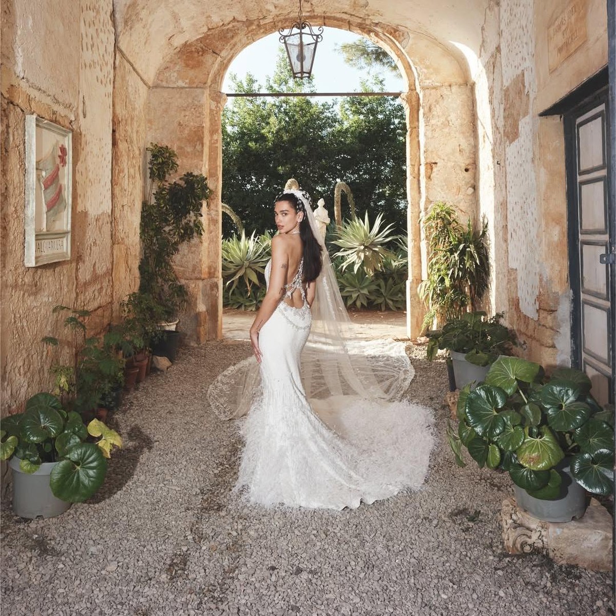 Dua Lipa Akhirnya Spill Foto Pernikahan Romantis di Italia