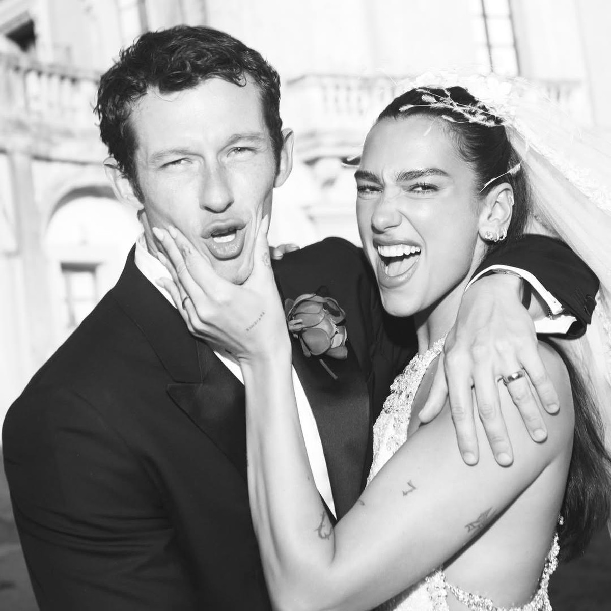 Dua Lipa Akhirnya Spill Foto Pernikahan Romantis di Italia