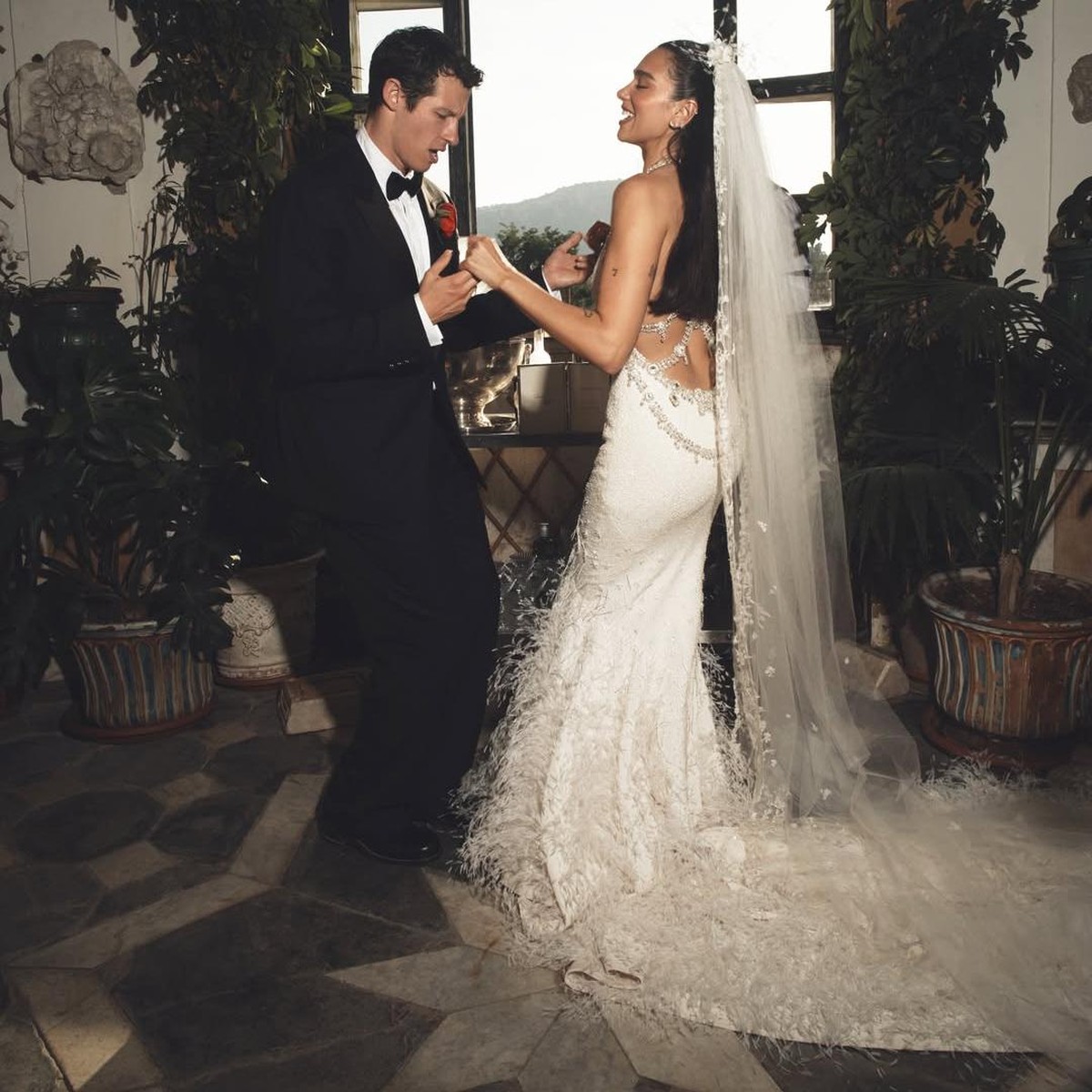 Dua Lipa Akhirnya Spill Foto Pernikahan Romantis di Italia
