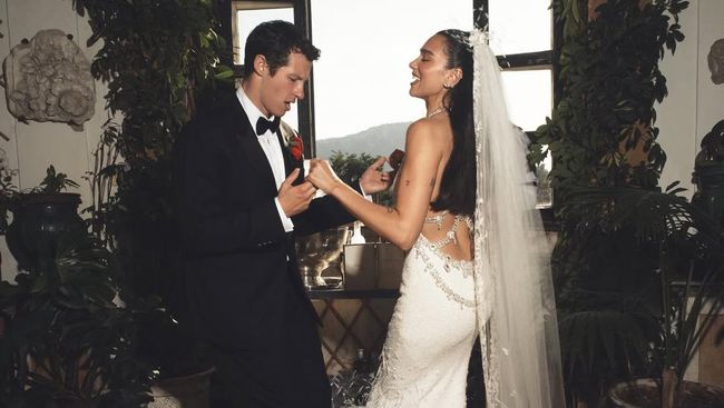 Dua Lipa Akhirnya Spill Foto Pernikahan Romantis di Italia