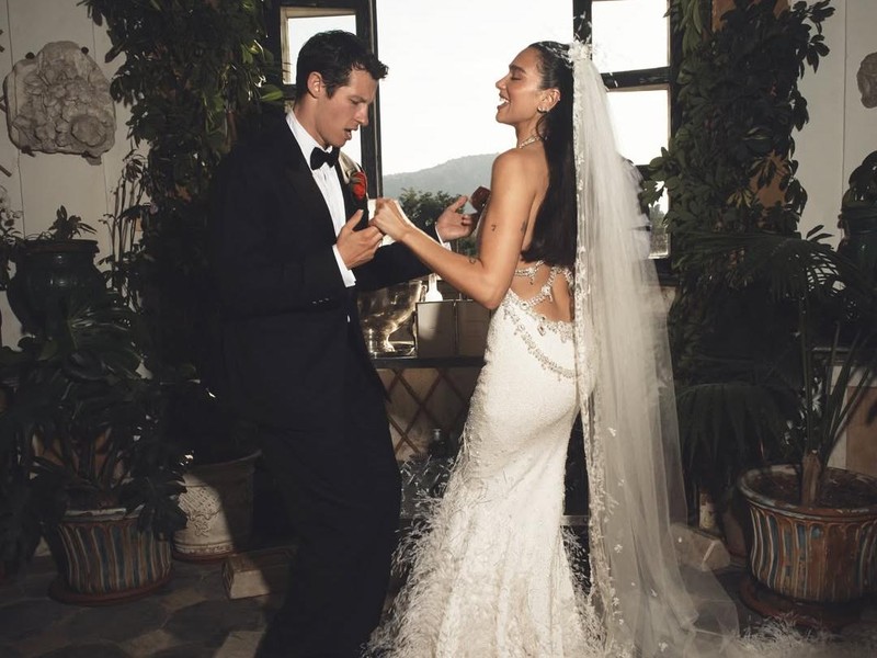 Dua Lipa Akhirnya Spill Foto Pernikahan Romantis di Italia
