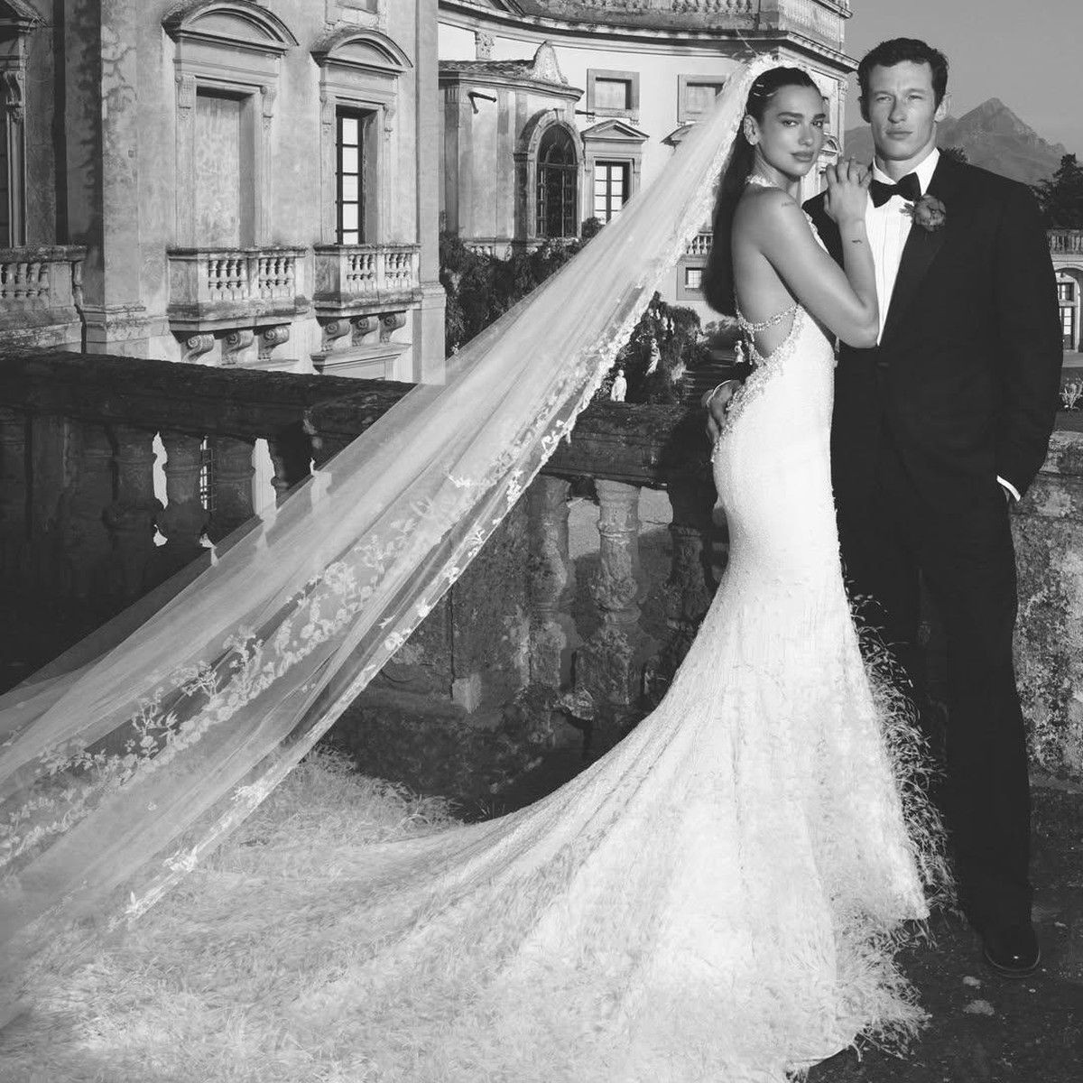 Dua Lipa Akhirnya Spill Foto Pernikahan Romantis di Italia