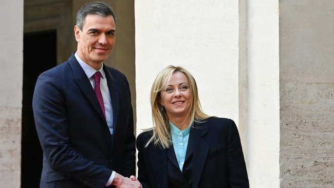 Italy's Prime Minister, Giorgia Meloni greets her Spanish counterpart Pedro Sanchez on April 5, 2023 upon his arrival for their meeting at Palazzo Chigi in Rome. (Photo by Andreas SOLARO / AFP)