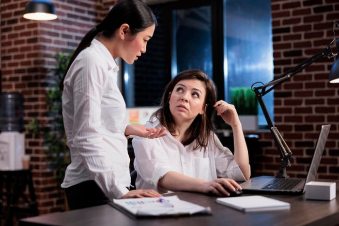 Tidak semua proses berpikir mendalam adalah bentuk overthinking yang negatif. Kadang seseorang hanya sedang menganalisis situasi secara lebih detail sebelum mengambil keputusan./ Foto: magnific.com/DC Studio