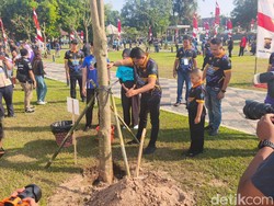 Aksi Tanam Pohon Buka Turnamen E-Sport Kapolda Jateng Cup 2026 di De Tjolomadoe