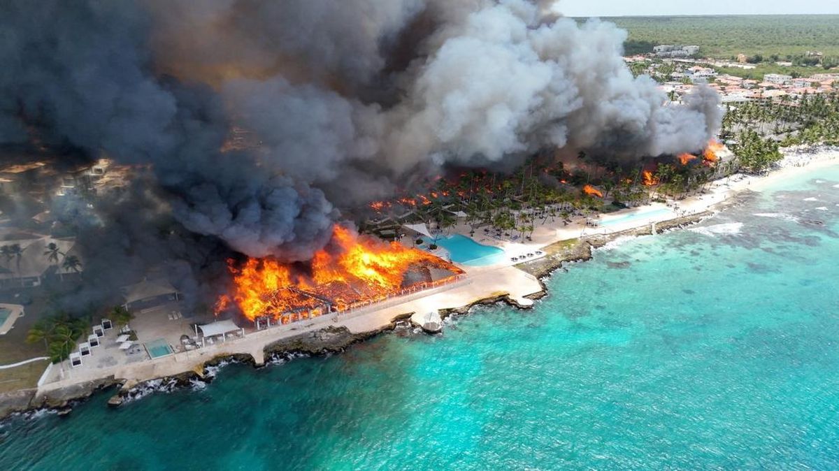 FOTO: Penampakan Kebakaran Besar di Resor Pantai Republik Dominika