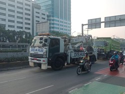 Truk Tabrak Separator Busway Depan Gedung DPR, Bodi Depan Ringsek