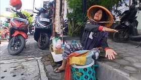 Kusriyati, jukir yang menggagalkan aksi pencurian uang Rp 3,6 miliar di Brebes, saat ditemui Rabu (17/6/2026).