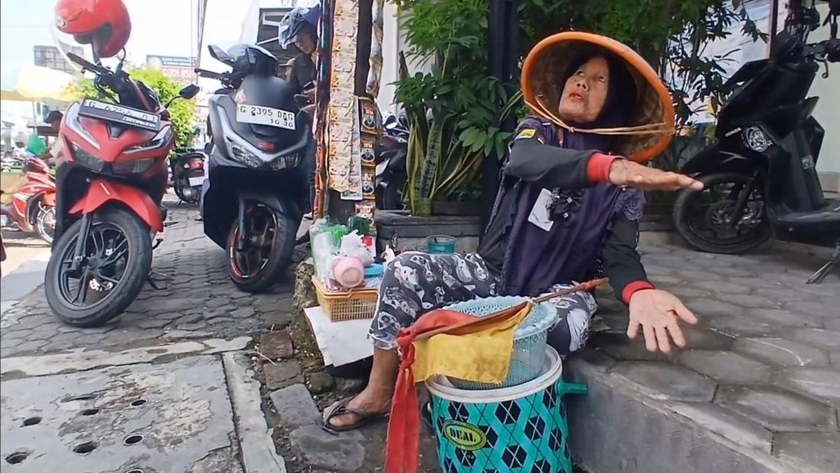 Nenek Jukir Dapat Hadiah Umrah Usai Gagalkan Maling Uang Rp3,6 Miliar