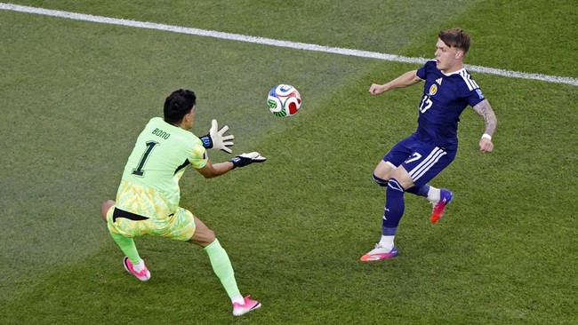 Soccer Football - FIFA World Cup 2026 - Group C - Scotland v Morocco - Boston Stadium, Foxborough, Massachusetts, U.S. - June 19, 2026 Scotland's Ben Gannon-Doak in action with Morocco's Yassine Bounou REUTERS/Brian Snyder