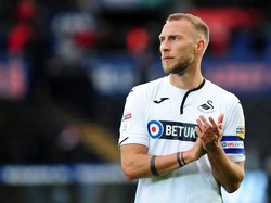 Profil dan Statistik Mike van der Hoorn yang Dikaitkan dengan Persib