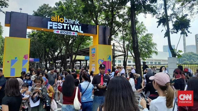 Ratusan penonton mulai memadati Indonesia Arena di Kawasan Gelora Bung Karno, untuk menonton Allo Bank Festival 2026 yang menampilkan musisi hit Indonesia hingga boyband populer Korea Selatan, CORTIS, Sabtu (20/6).