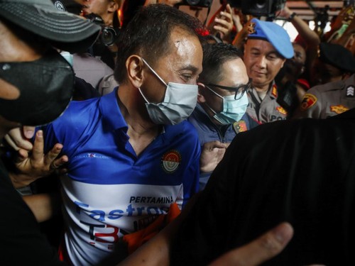 Petugas kepolisian menggiring Roy Suryo ke mobil ambulans untuk menjalani pemeriksaan usai ditahan di Polda Metro Jaya, Jakarta, Jumat (19/6/2026). Polda Metro Jaya menahan Roy Suryo sebagai tersangka kasus dugaan fitnah dan pencemaran nama baik terk