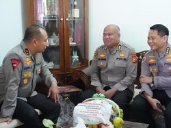 Jelang Hari Bhayangkara ke-80, Kapolda Riau Anjangsana Personel Sakit dan Warakawuri