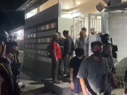 Polisi Gerebek Rumah Arena Judi Sabung Ayam di Makassar, Pelakunya Bermobil