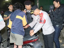 Polisi Amankan 2 Remaja Bawa Tembakau Sinte Saat Patroli di Jakbar