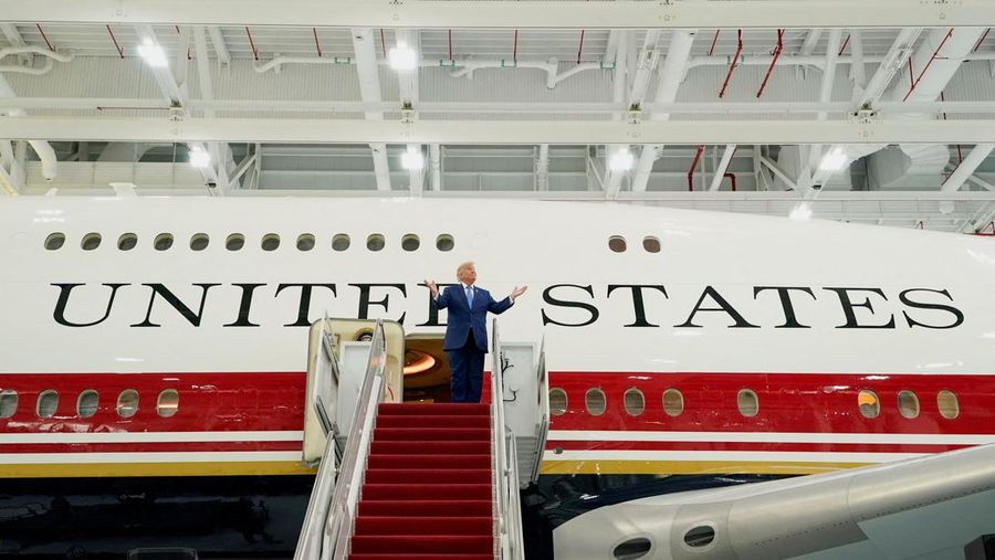 Presiden AS Donald Trump memberi isyarat saat dia meninjau pesawat VC-25B nan dihadiahkan oleh Qatar nan bakal digunakan sebagai Air Force One, di Pangkalan Gabungan Andrews, Maryland, AS, Jumat (19/6/2026). (REUTERS/Elizabeth Frantz)