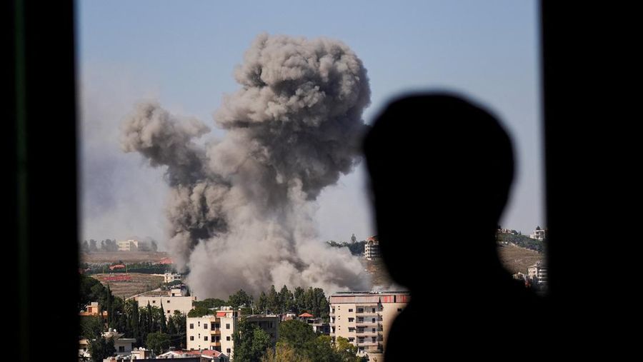 Rentetan serangan udara Israel kembali menghantam wilayah selatan negara Lebanon, Sabtu (20/6) waktu setempat. (REUTERS/Stringer)