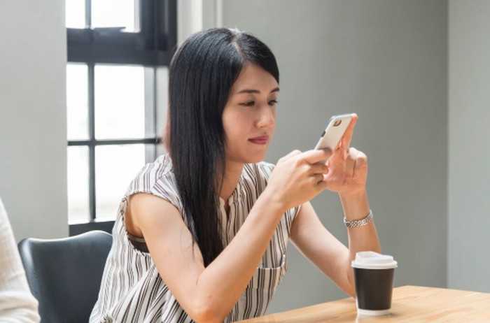 Informasi yang beredar di media sosial tidak selalu akurat dan perlu diverifikasi terlebih dahulu. Kemampuan berpikir kritis membantu seseorang membedakan fakta dan opini./ Foto: magnific.com/rawpixel.com