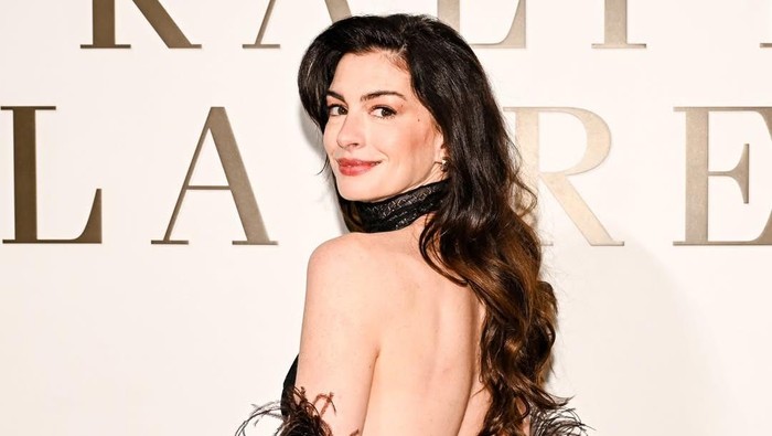 Selamat! Anne Hathaway Umumkan Kehamilan Anak Ketiga