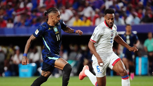 Soccer Football - FIFA World Cup 2026 - Group C - Brazil v Haiti - Philadelphia Stadium, Philadelphia, Pennsylvania, U.S. - June 19, 2026 Brazil's Raphinha in action with Haiti's Hannes Delcroix IMAGN IMAGES via Reuters/James Lang