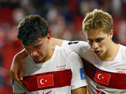 Soccer Football - FIFA World Cup 2026 - Group D - Turkey v Paraguay - San Francisco Bay Area Stadium, Santa Clara, California, U.S. - June 19, 2026 Turkey's Can Uzun and Kenan Yildiz look dejected after the match REUTERS/Luisa Gonzalez