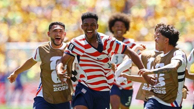 Soccer Football - FIFA World Cup 2026 - Group D - United States v Australia - Seattle Stadium, Seattle, Washington, U.S. - June 19, 2026 Alex Freeman of the U.S. celebrates scoring their second goal with Cristian Roldan and Alex Zendejas REUTERS/Albe