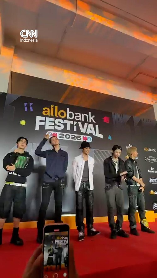 Boy group Korea Selatan, CORTIS, menyapa penggemar di Indonesia melalui sesi karpet merah Allo Bank Festival 2026 pada Sabtu (20/6).