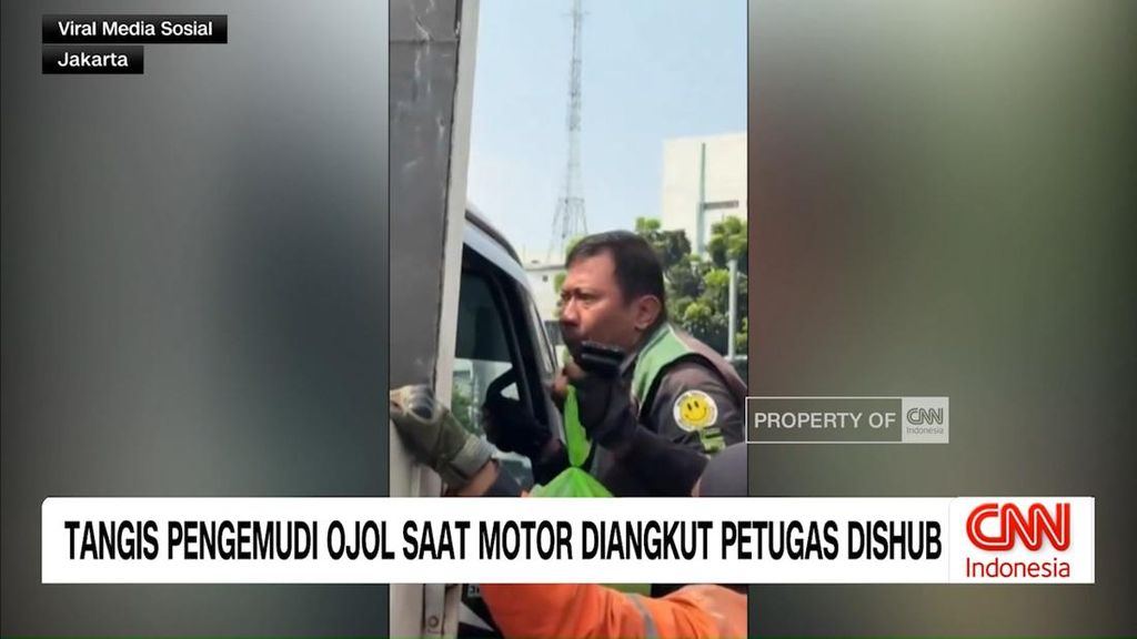 VIDEO: Tangis Pengemudi Ojol Saat Motor Diangkut Petugas Dishub