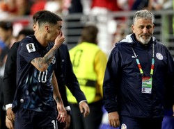 SANTA CLARA, CALIFORNIA - JUNE 19: Miguel Almiron #10 of Paraguay reacts after receiving a red card for covering his mouth while talking to another player during the FIFA World Cup 2026 Group D match between Trkiye and Paraguay at San Francisco Bay A