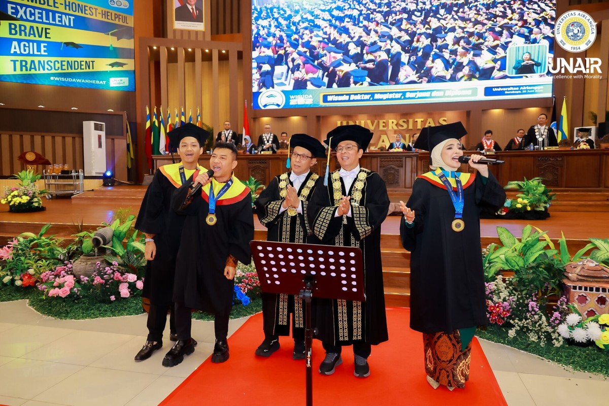 Momen Anang Hermansyah&comma; Ashanty&comma; dan Azriel menyanyi saat wisuda di Unair