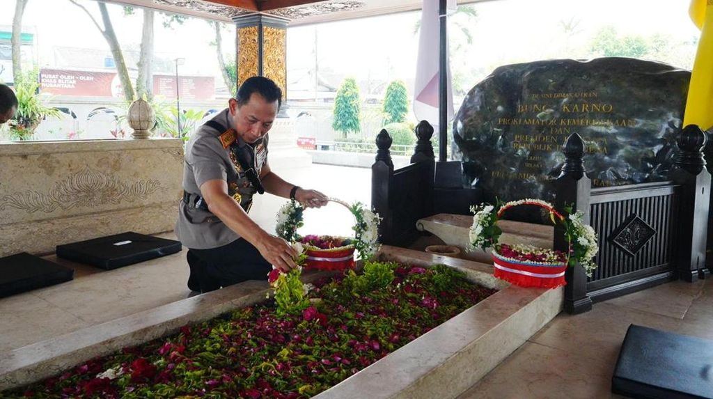 Kapolri Ziarah ke Makam Bung Karno, Gus Dur, dan Soeharto