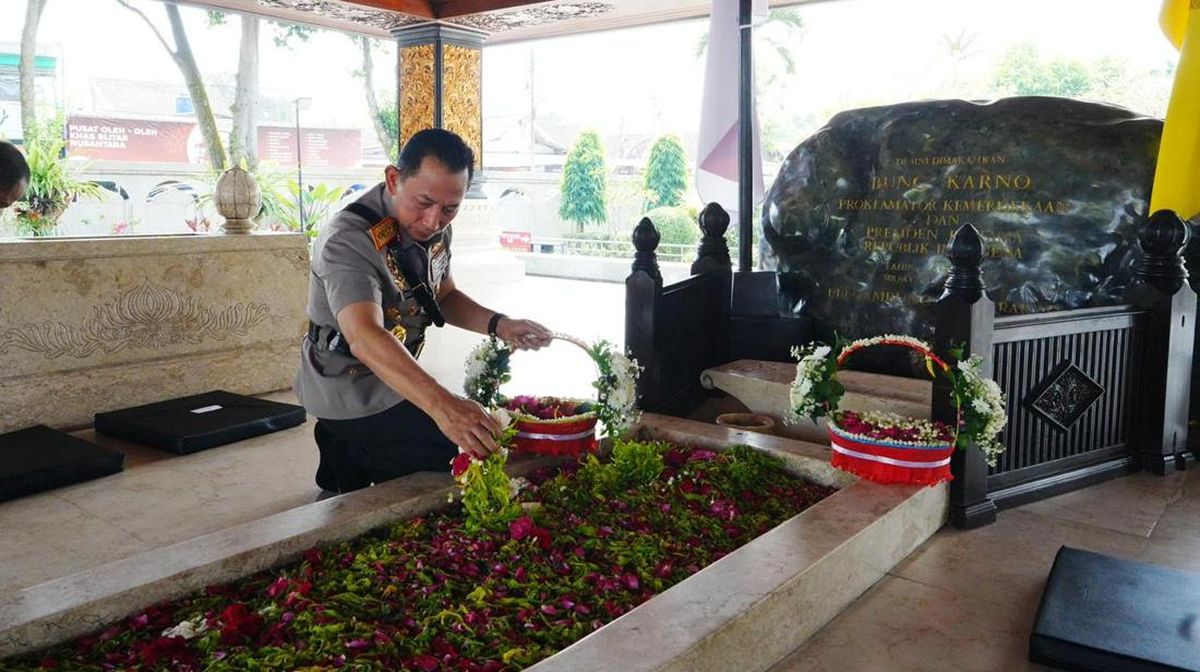 Kapolri Ziarah ke Makam Bung Karno, Gus Dur, dan Soeharto