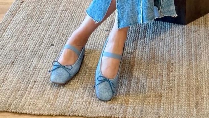 5 Model Sepatu Musim Panas yang Buat OOTD Liburan Fashionable