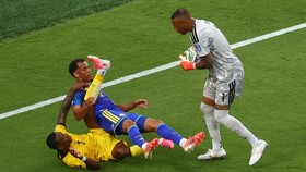 Soccer Football - FIFA World Cup 2026 - Group E - Ecuador v Curacao - Kansas City Stadium, Kansas City, Missouri, U.S. - June 20, 2026
Ecuador's Pervis Estupinan in action with Curacao's Jurien Gaari and Eloy Room REUTERS/Kai Pfaffenbach