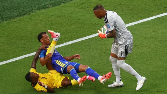 Soccer Football - FIFA World Cup 2026 - Group E - Ecuador v Curacao - Kansas City Stadium, Kansas City, Missouri, U.S. - June 20, 2026
Ecuador's Pervis Estupinan in action with Curacao's Jurien Gaari and Eloy Room REUTERS/Kai Pfaffenbach