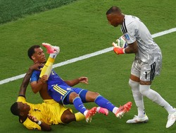 Soccer Football - FIFA World Cup 2026 - Group E - Ecuador v Curacao - Kansas City Stadium, Kansas City, Missouri, U.S. - June 20, 2026
Ecuador's Pervis Estupinan in action with Curacao's Jurien Gaari and Eloy Room REUTERS/Kai Pfaffenbach