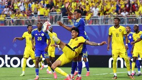 Soccer Football - FIFA World Cup 2026 - Group E - Ecuador v Curacao - Kansas City Stadium, Kansas City, Missouri, U.S. - June 20, 2026
Ecuador's Piero Hincapie in action with Curacao's Jurien Gaari REUTERS/Hannah Mckay     TPX IMAGES OF THE DAY