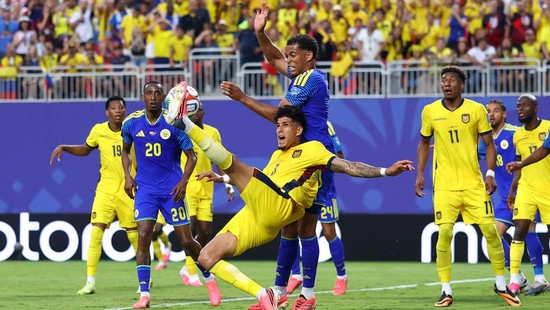 Soccer Football - FIFA World Cup 2026 - Group E - Ecuador v Curacao - Kansas City Stadium, Kansas City, Missouri, U.S. - June 20, 2026
Ecuador's Piero Hincapie in action with Curacao's Jurien Gaari REUTERS/Hannah Mckay     TPX IMAGES OF THE DAY