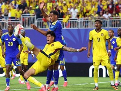 Soccer Football - FIFA World Cup 2026 - Group E - Ecuador v Curacao - Kansas City Stadium, Kansas City, Missouri, U.S. - June 20, 2026
Ecuador's Piero Hincapie in action with Curacao's Jurien Gaari REUTERS/Hannah Mckay     TPX IMAGES OF THE DAY