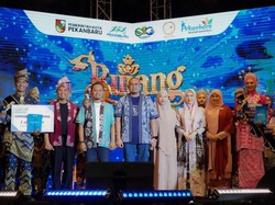 Andre Rosiade Beri Uang Pembinaan untuk Finalis Bujang Dara Pekanbaru 2026