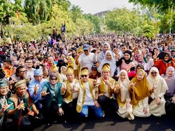 Andre Rosiade Saksikan Rekor MURI Ketan Talam Durian 1 KM di HUT Pekanbaru